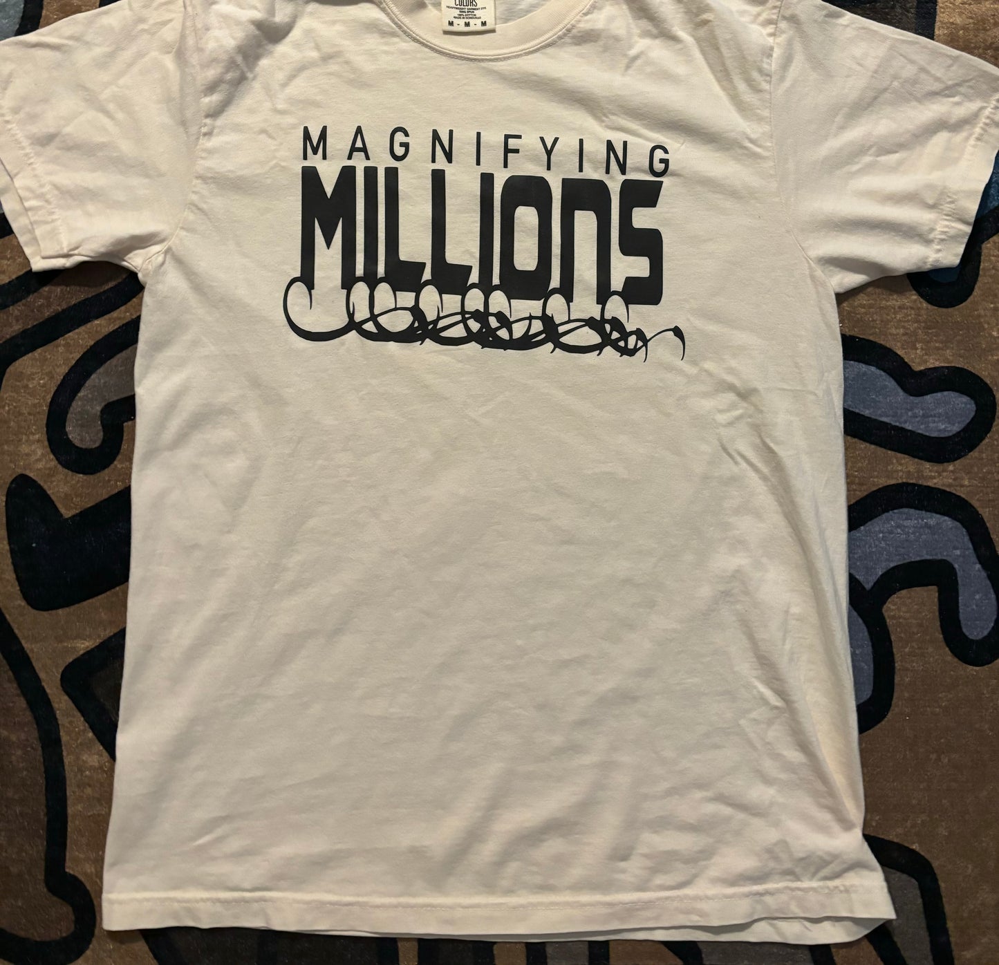 Maginify 1 tee